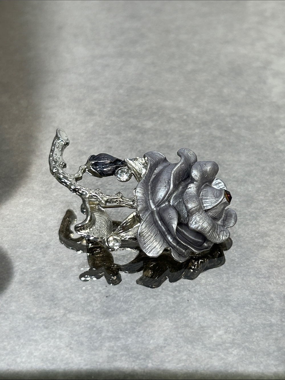 Elegant Silver-Tone Purple Rose Brooch - Gunmetal Gray Floral Pin
